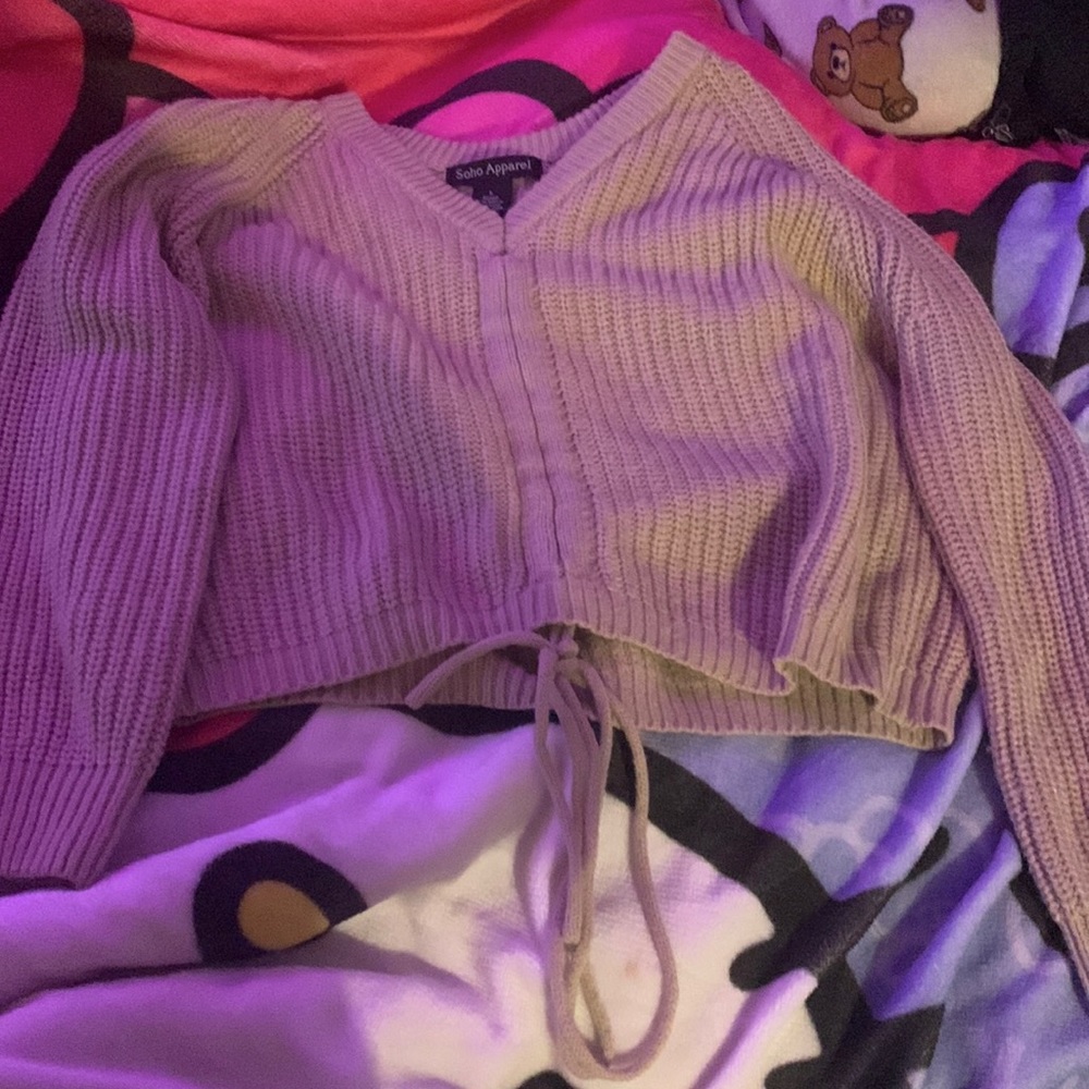 A crop top sweater ,it’s a large for women it’s originally made from china